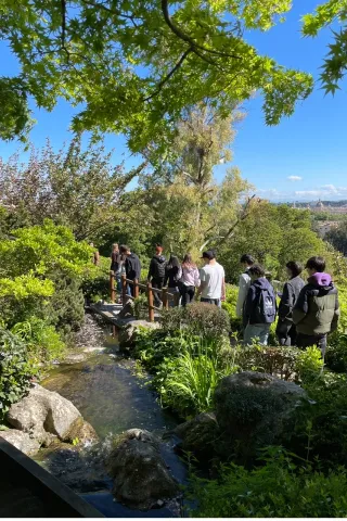 studenti che passeggia nell'orto botanico