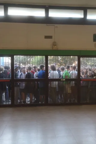 Gli studenti del Liceo Morgagni che aspettano l'apertura dei portoni l'ultimo giorno di scuola