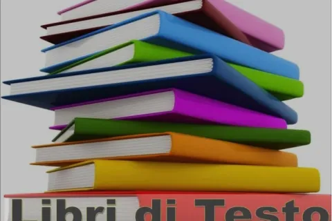 Pila di libri colorati con testo: libri di testo